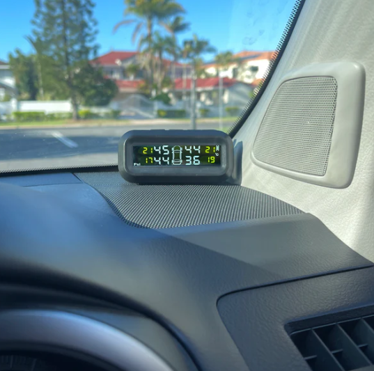 جهاز مراقبة ضغط الإطارات الذكي — أمانك على الطريق في جهاز واحد